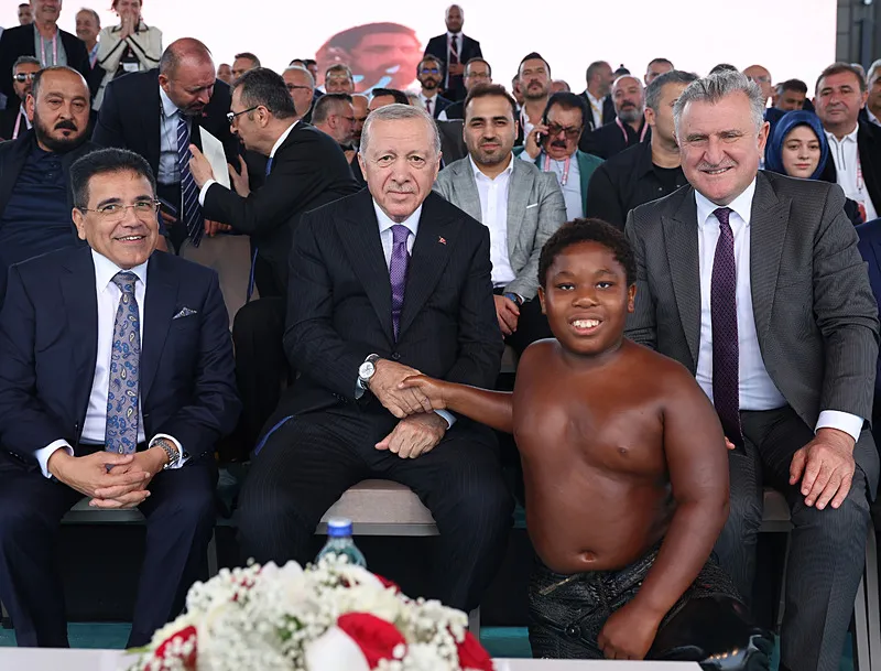 yagli-gures-cumhurbaskanligi-kupasinda-buyuk-final-5-milyon-tllik-odul-sahibini-bekliyor-1790438198718.png Başkan Erdoğan 11 yaşındaki Tanzanyalı Osman Ali Davutoğlu ile sohbet etti (Foto: AA)
