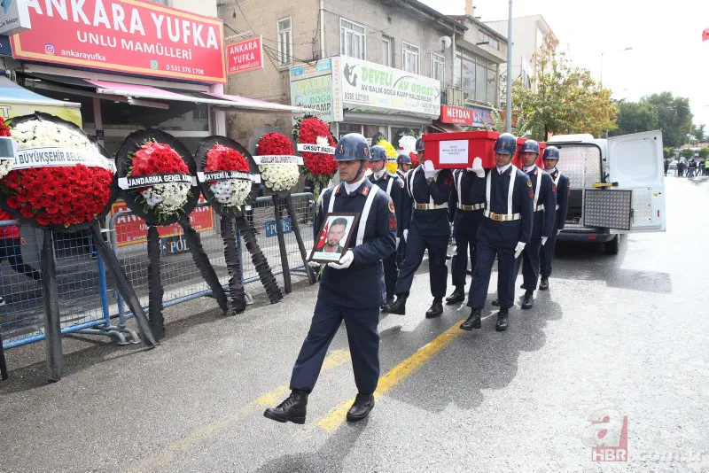 Teröristlerin aracını gasp edip, katlettiği veteriner hekim Mikail Bozlağan'a acı veda! Şehit babaya son bakış 2