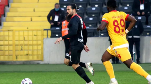 jaw-ackahin-gordugu-kirmizi-kart-ortaligi-karistirdi-1612771725567.jfif Jaw Ackah'ın gördüğü kırmızı kart ortalığı karıştırdı! - 7