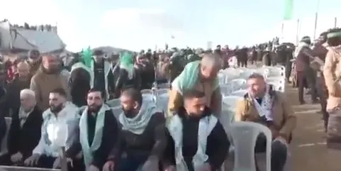 naas-teslimde-kassam-tugaylarindan-pes-pese-mesaj-sayilarla-siyonist-nazizim-savasa-donus-esittir-1740042222980.jpg İsrail hapishanelerinden kurtulan Filistinliler (X)