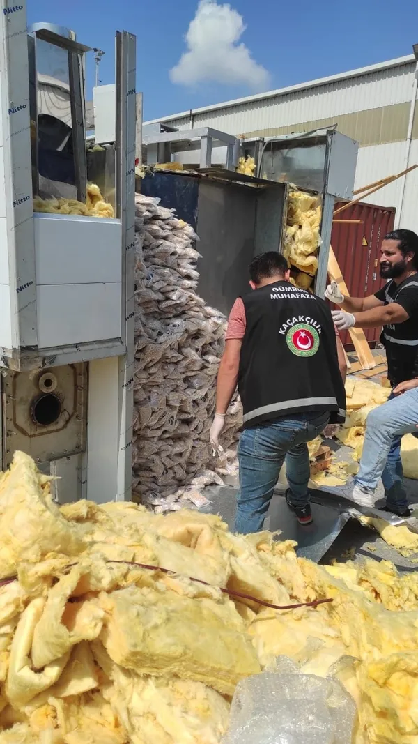 zehir-tacirleri-istanbulda-yakayi-ele-verdi-123-milyon-adet-hap-1661623025700.jpeg Bugüne kadarki en yüksek rakam! Zehir tacirleri İstanbul'da yakayı ele verdi: 12.3 milyon adet hap! - 3