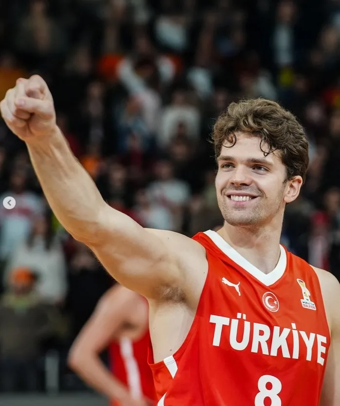 once-namaz-sonra-aile-ziyareti-milli-yildiz-tarik-biberovicten-samimi-bayram-mesaji-1773986774130.jpg "Önce namaz, sonra aile ziyareti" Milli yıldız Tarık Biberovic’ten samimi bayram mesajı - 5