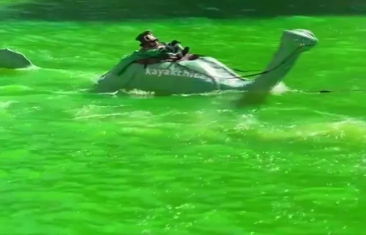İlginç anlar! Nehir yeşil renge büründü