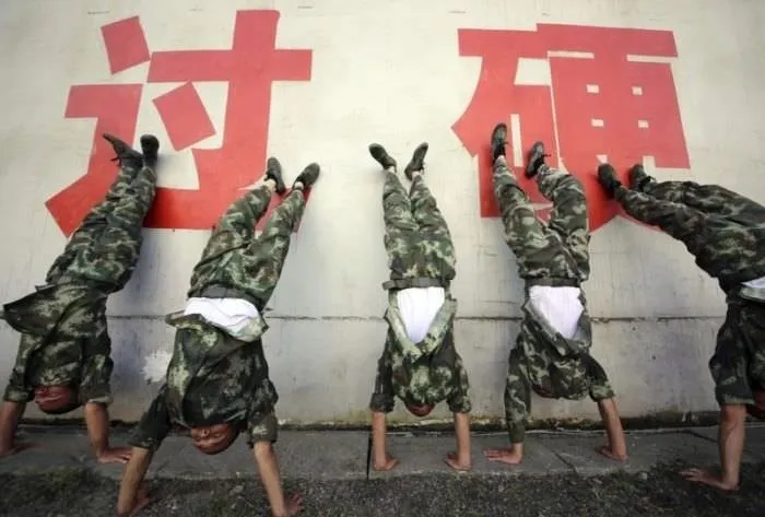 Çin’de askerlerin zorlu eğitimi