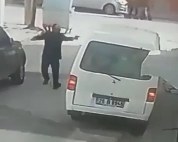 eskisehirde-kan-donduran-goruntuler-8-yillik-husumet-cinayetle-bitti-1669795938210.jpg Eskişehir’de kan donduran görüntüler! 8 yıllık husumet cinayetle bitti - 1