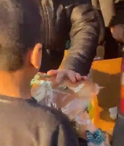 kendi-kucuk-ama-yuregi-kocaman-depremzede-cocuk-herkesi-aglatti-1676281356382.jpg Kendi küçük ama yüreği kocaman! Depremzede çocuk herkesi ağlattı! - 1