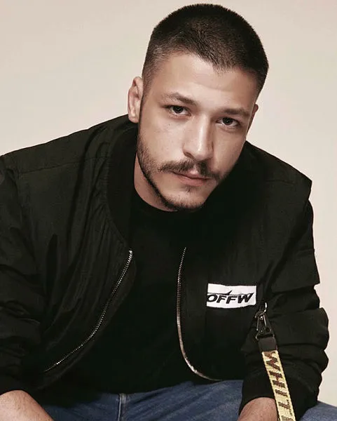 Aras Bulut İynemli Kubilay Aka’ya ilk yardıma koştu! Apar topar hastaneye kaldırdı