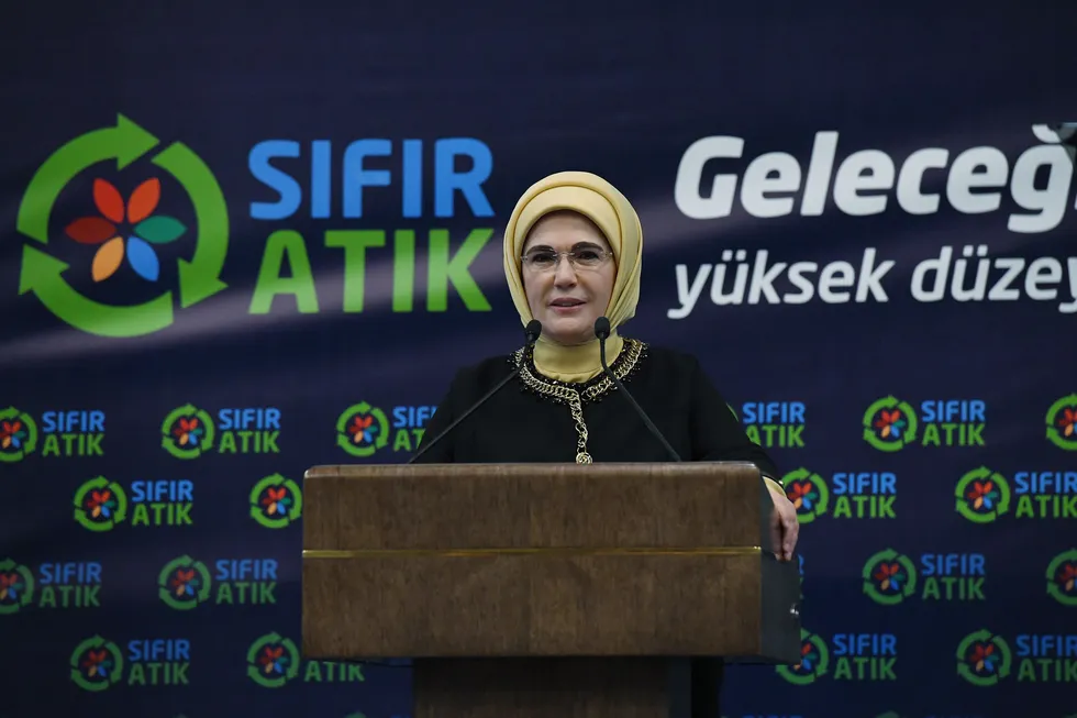 emine-erdogandan-sifir-atik-festivali-cagrisi-guclu-bir-farkindalik-hareketi-1778244615128.jpg Emine Erdoğan (Arşiv)