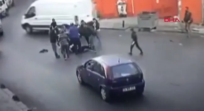 İstanbul’da ücret vermek isteyen kadın kapısı açık minibüsten düştü - 1