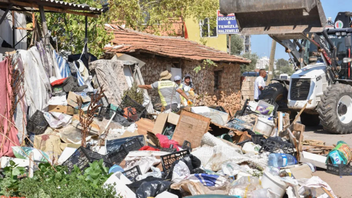 Antalya'da çöp ev operasyonu: 2 evden 12 kamyon çöp çıkarıldı | Kötü kokular vatandaşları isyan ettirdi
