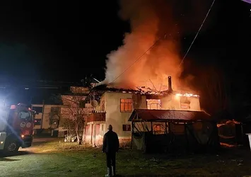 Sakarya'da mahalleliyi sokağa döken yangın! Alev topuna döndü