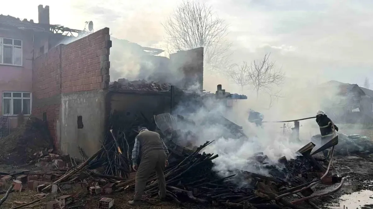 Ahırda çıkan yangın, evin çatısına sıçradı