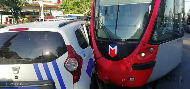 Pazartekke durağında tramvay, polis aracına çarptı