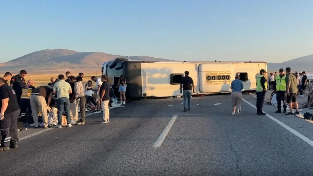 Kütahya'da yolcu otobüsü devrildi! 31 kişi yaralandı