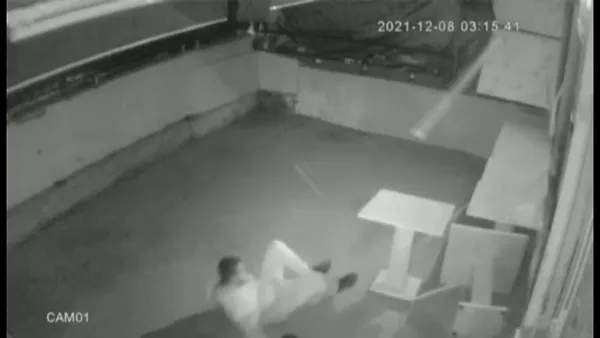 bursada-pes-pese-hirsizlik-olaylari-kablo-calarken-dusen-hirsiz-kamerada-1640597518215.jpg Bursa'da peş peşe hırsızlık olayları: Kablo çalarken düşen hırsız kamerada! - 2