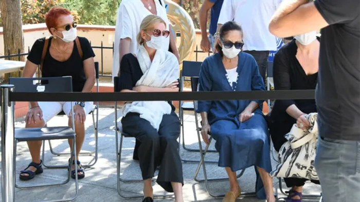 Hümeyra oğlunun cenazesinde ayakta durmakta zorlandı! En zor veda… - 4