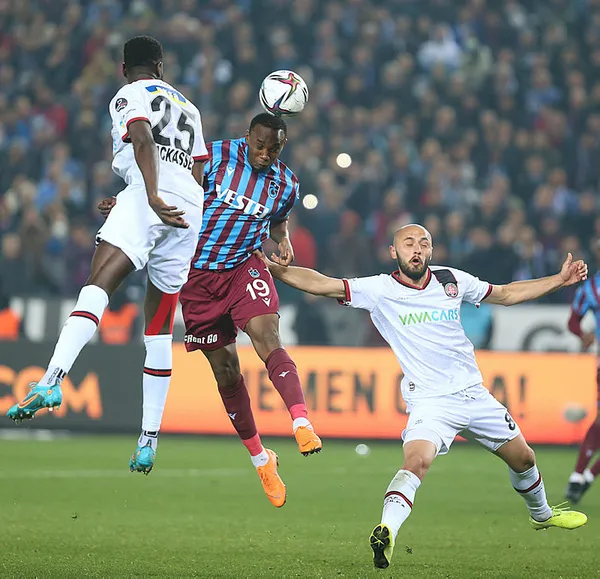 1650056118906.jpg Trabzonspor Teknik Direktörü Abdullah Avcı'dan şampiyonluk yorumu: Biz kredileri başından beri bunun için aldık - 3