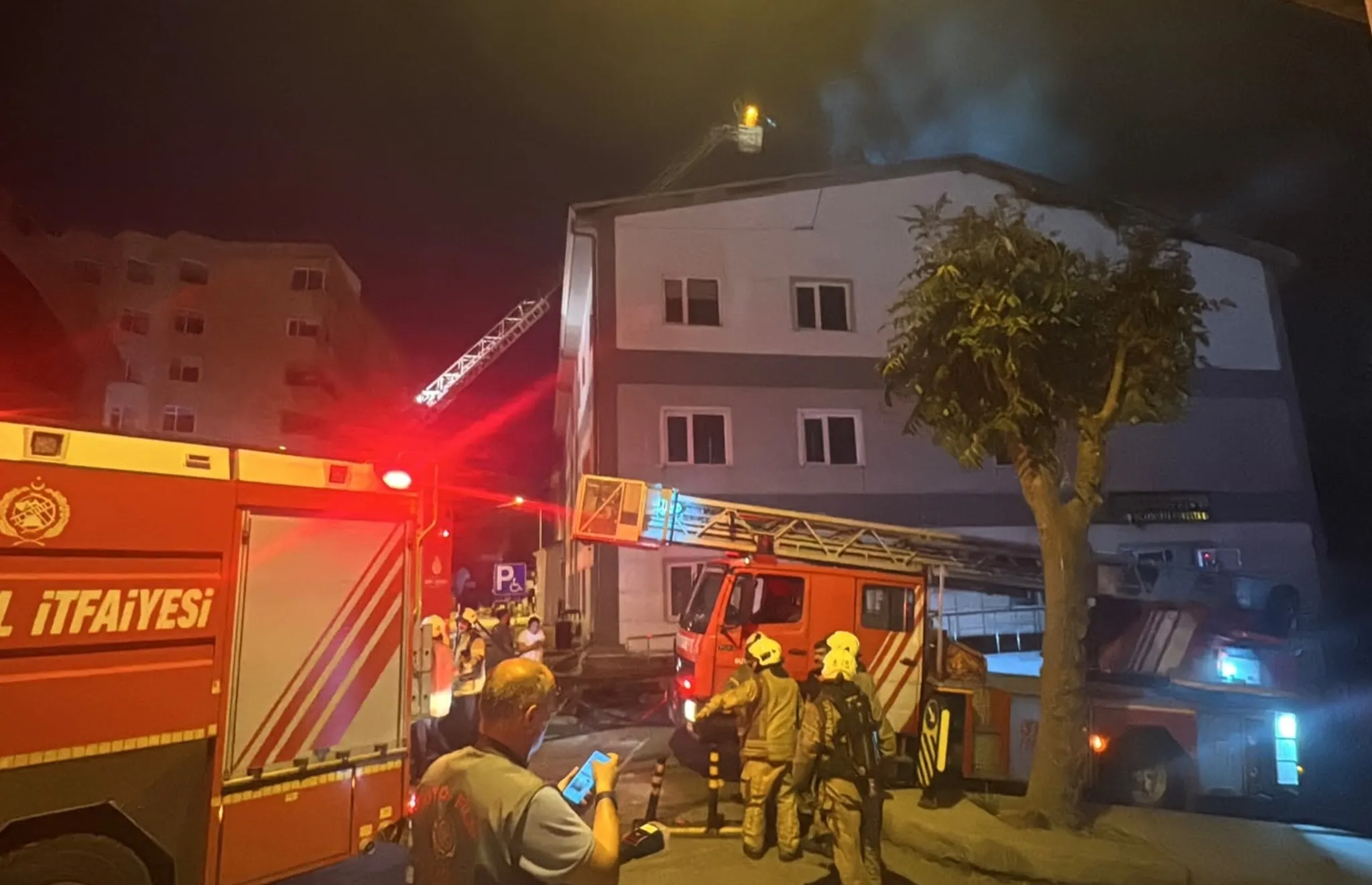 Cerrahpaşa Diş Hekimliği Fakültesi'nde çatı yangını! Alevler kontrol altına alındı