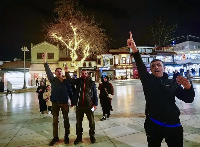 turkiye-gazze-icin-tek-yurek-tekbir-cumasi-cagrisina-yurdun-dort-bir-yanindan-destek-1744404026056.jpeg (Foto: AA)