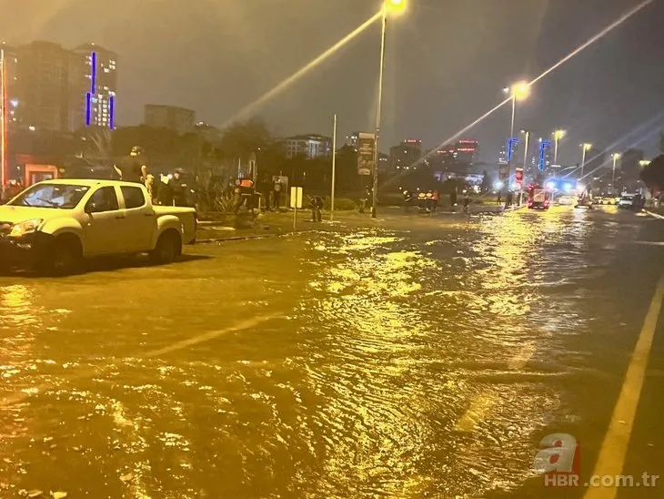 İstanbul Kartal sahil yolu sular altında! Trafiğe kapatıldı