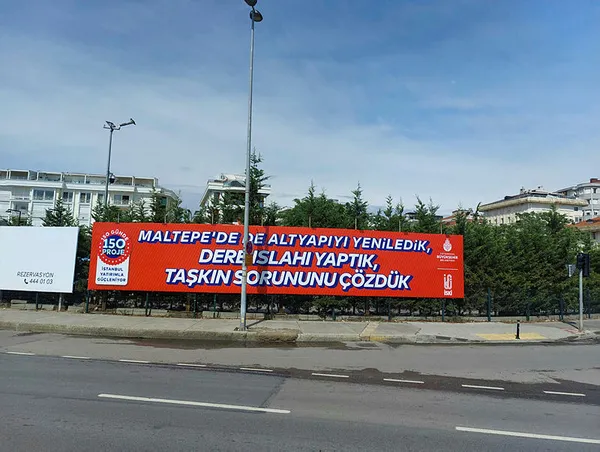 İBB'den Maltepe'de çileden çıkaran pankart! Sele teslim olan ilçede "altyapı sorununu çözdük" afişini astılar - 1