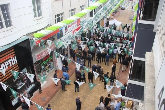 Gelecek Partisi Genel Başkanı Ahmet Davutoğlu’nun Sivas ziyaretinde arbede! Vatandaşı tehdit ettiler: Seni buluruz - 2