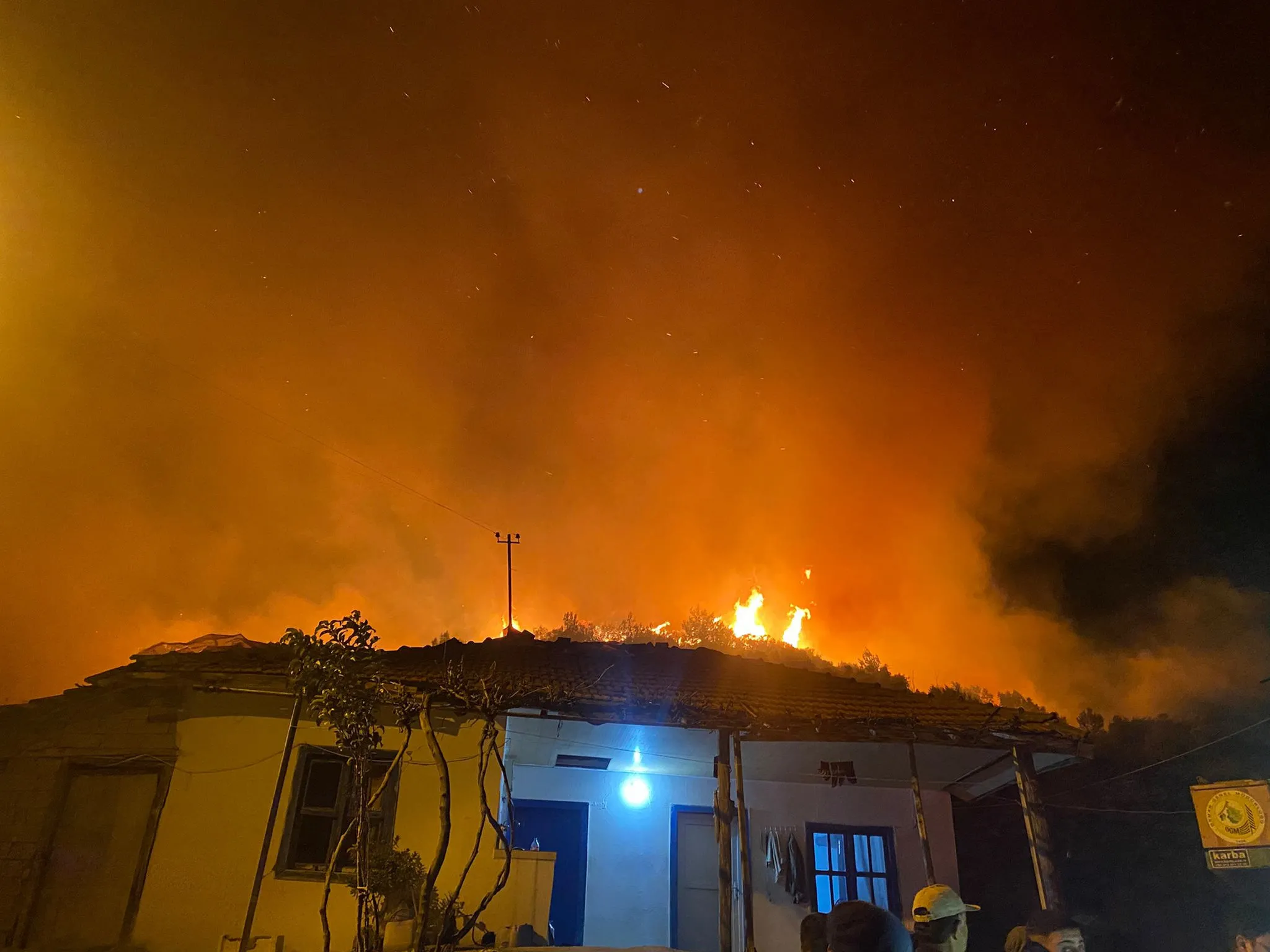 Antalya'da ormanlık alanda yangın! Bazı evler tedbiren boşaltıldı