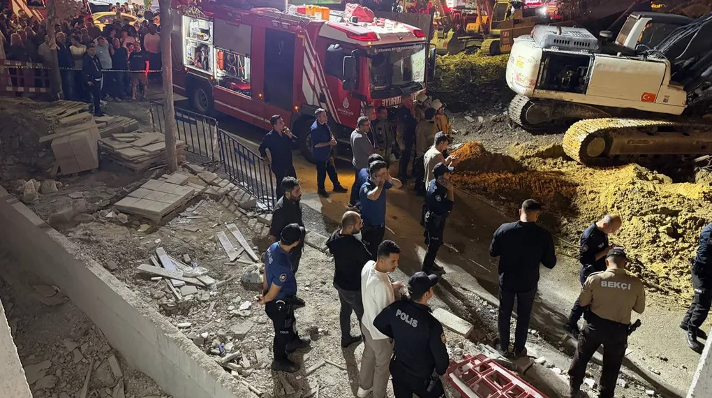 Küçükçekmece'de kentsel dönüşüm bloğu çöktü
