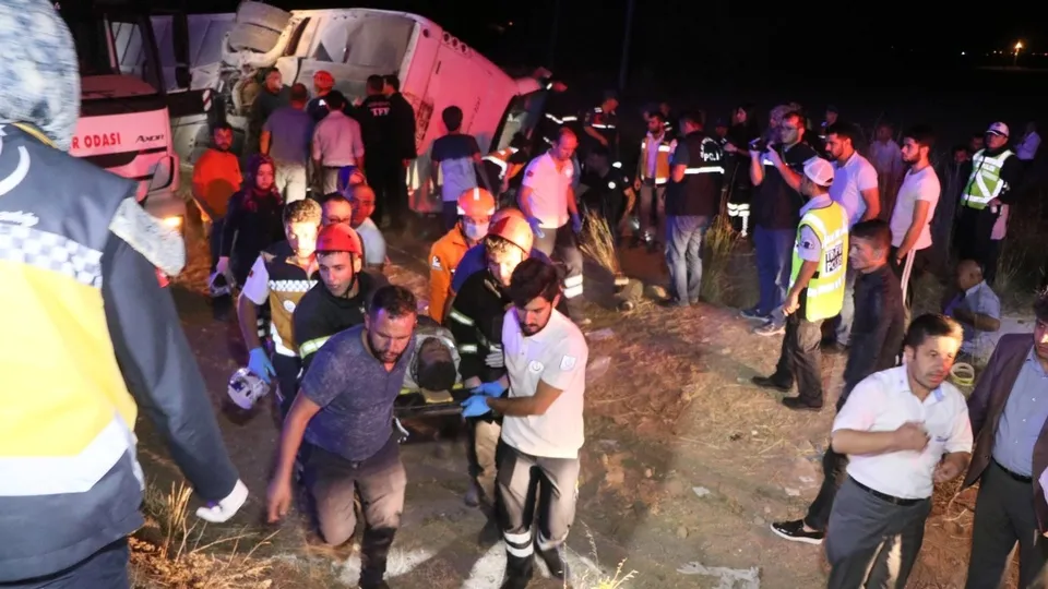 Aksaray'da yolcu otobüsü devrildi: 6 ölü, 43 yaralı
