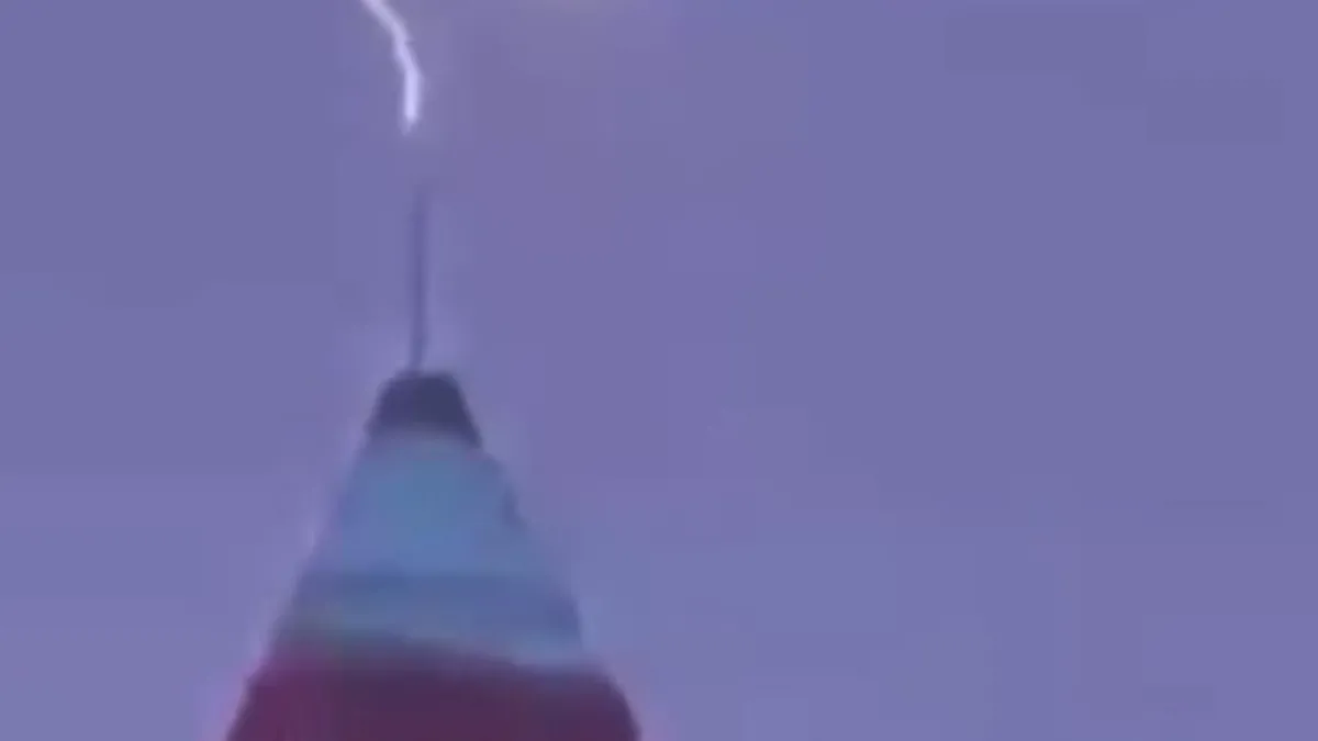 İstanbul Finans Merkezi’nin tepesine yıldırım düştü