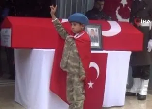 Şanlıurfalı şehide veda! 8 yaşındaki Memati abisini Türk bayrağıyla uğurladı