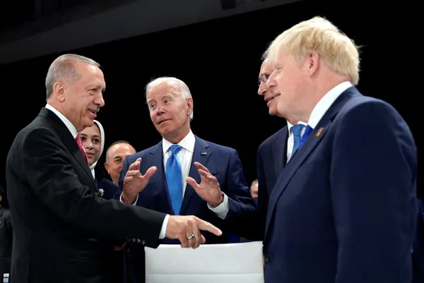 NATO zirvesine damga vuran sohbet! İngiltere Başbakanı Boris Johnson’dan Başkan Erdoğan’a: Çok güzel