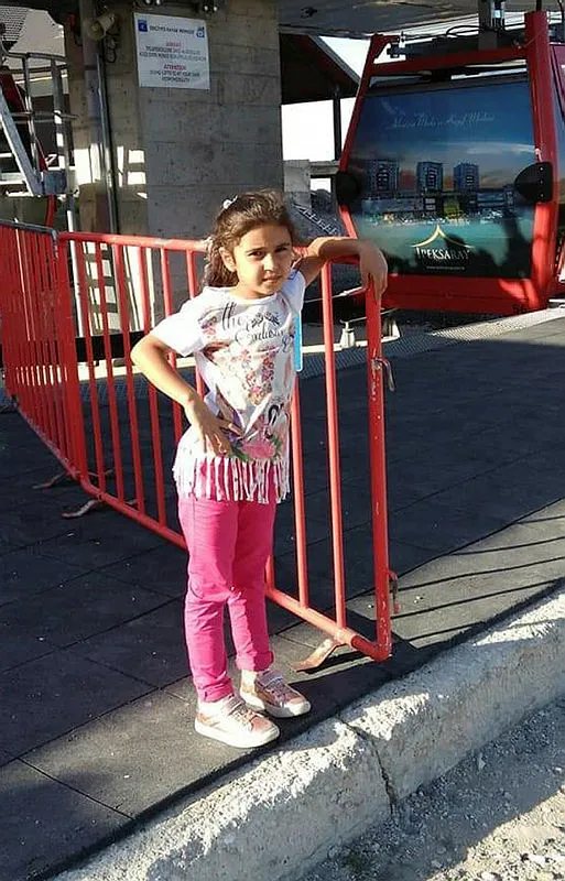 sinif-arkadasi-tarafindan-oldurulmustu-12-yasindaki-fatmanisa-son-yolculuguna-ugurlandi-1669893132710.jpg Sınıf arkadaşı tarafından öldürülmüştü! 12 yaşındaki Fatmanisa son yolculuğuna uğurlandı - 2