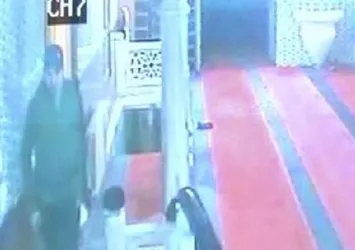 Namaz esnasında hırsızlık kameraya yansıdı