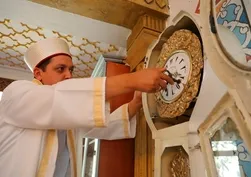 Kahramanmaraş'ta bir asra yakın süredir zamanı gösteriyor: Beyazıtlı Camii'nin her hafta kurulan 2 metrelik yaşayan mirası