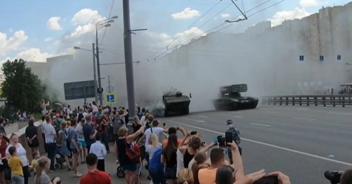 Son teknoloji Rus tankı ( K-17 Bumerang IFV) alay konusu oldu! Törende şov yapayım derken... | Video