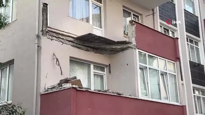 Kartal’da 5 katlı binanın balkonu çöktü!