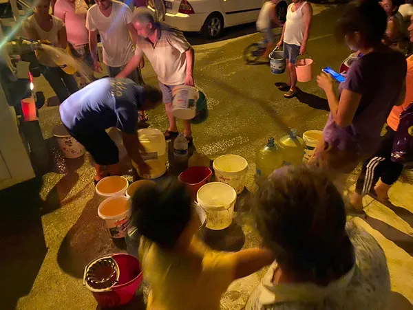 Turizm beldesi Bodrum'da su çilesi! CHP'li belediyenin yapamadığını mahalle muhtarı yaptı: Tankerle su dağıttı - 1
