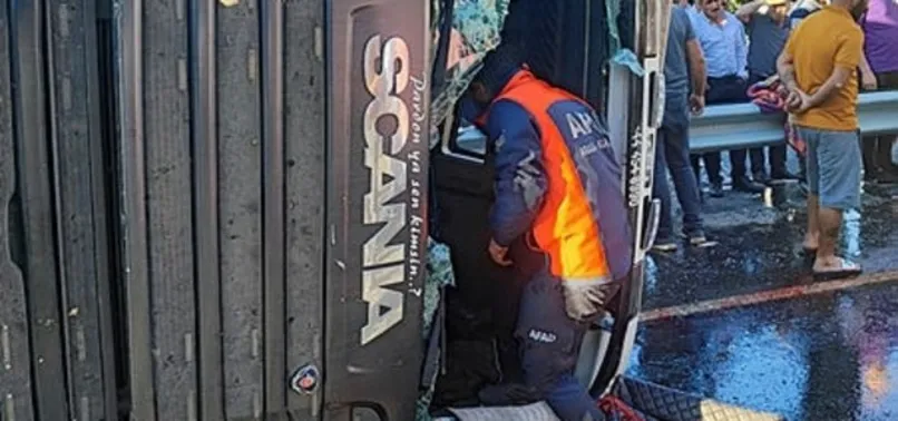Kurban Bayramı öncesinde Bitlis'ten kötü haber! Karayolunda TIR devrildi sürücü ve 150 koyun öldü