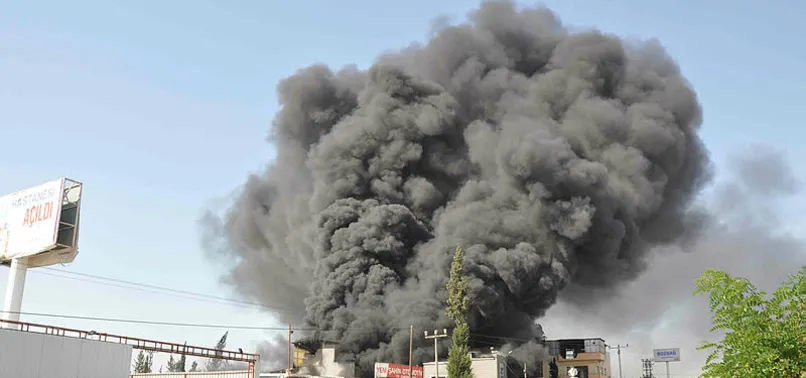 Mersin'de fabrika yangını! Gökyüzü kapkara oldu