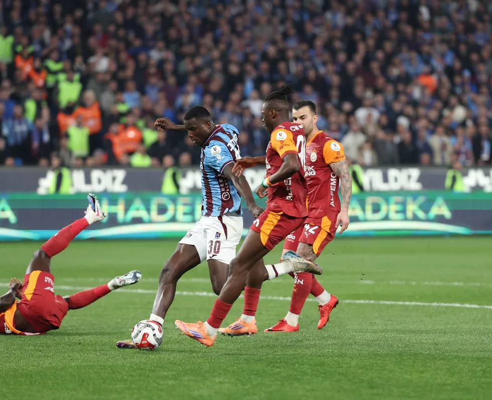 Papara Park'ta Reis'in ilk sınavı! Trabzonspor-Galatasaray maçı için geri sayım! İşte sürpriz ilk 11 tercihleri - 8