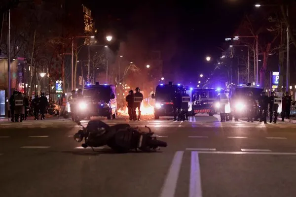 İspanya’da sokaklar alev alev! Rap sanatçısı Hasel’in tutuklanması ülkeyi karıştırdı