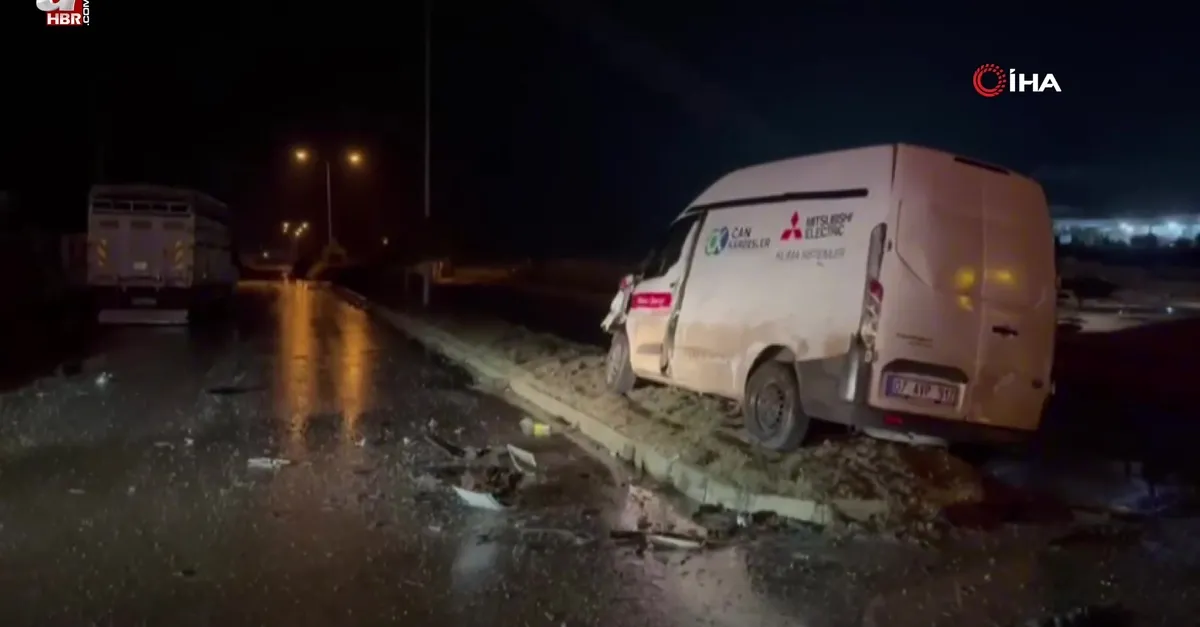 Kamyon ile minibüsün feci kazası kamerada
