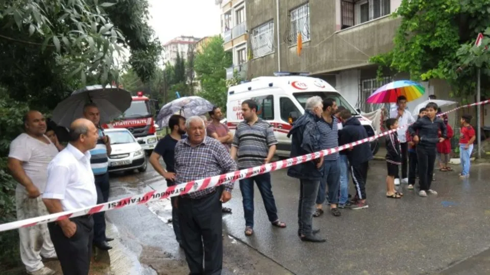 İstanbul Sancaktepe'de bir ilkokulun duvarı çöktü