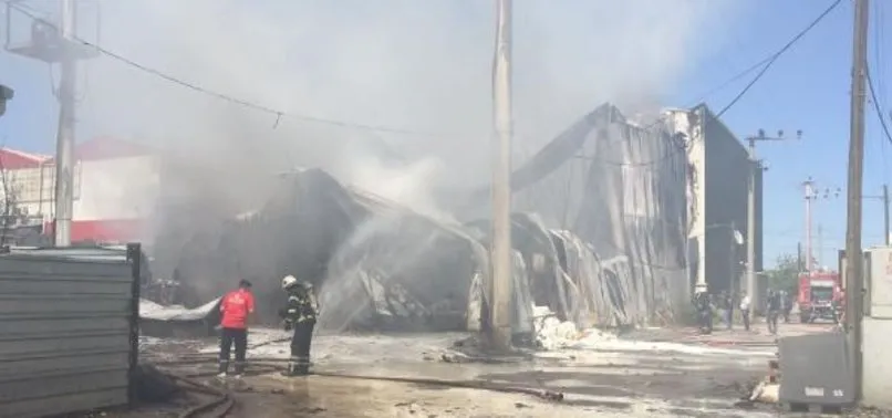 Kocaeli’de korkutan yangın! Boya fabrikasında çıkan yangın, 2 saatte söndürüldü