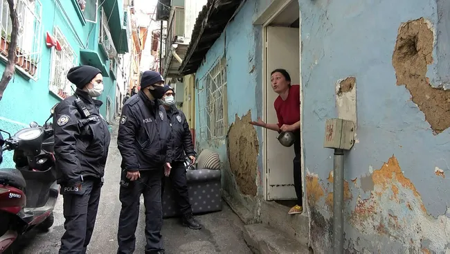 Bursa'da çaydanlıkla polise saldıran kadın serbest kalınca mahalle sakinlerine sopayla saldırdı - 1