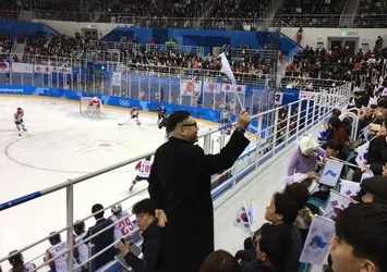 Kim Jong Un'a benzeyen kişi tribünü karıştırdı