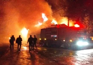 Bolu'da iki katlı ev alevlere teslim oldu
