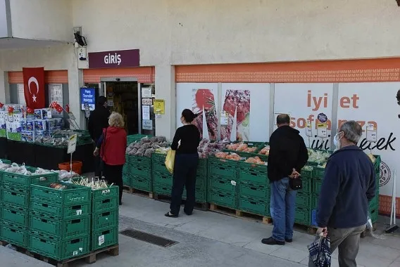 İzmir'de sokağa çıkma yasağı öncesi marketlerde yoğunluk yaşandı! Uzun kuyruklar oluştu - 2