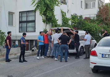 Eski eşini ve çocuklarını bıçakla rehin aldı! Polis ekipleri camdan içeri girerek etkisiz hale getirdi